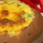 omelett-egy-zsemleben-fustolt-szegyvel-a-tokeletes-snack-receptje.webp.webp